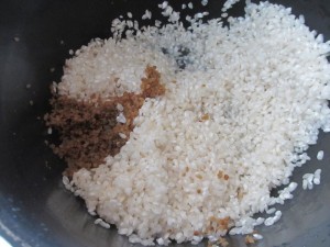 といだお米に入れて水加減はお米に合わせます。