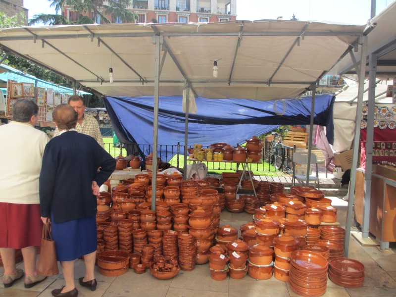 陶器市で売られているCazuela。オーブンでも使えます。