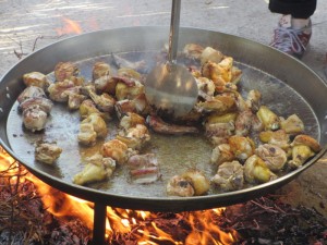 コツは、ウサギ肉と鶏肉をじっくり焦がさずに時間をかけて炒めて行くこと。