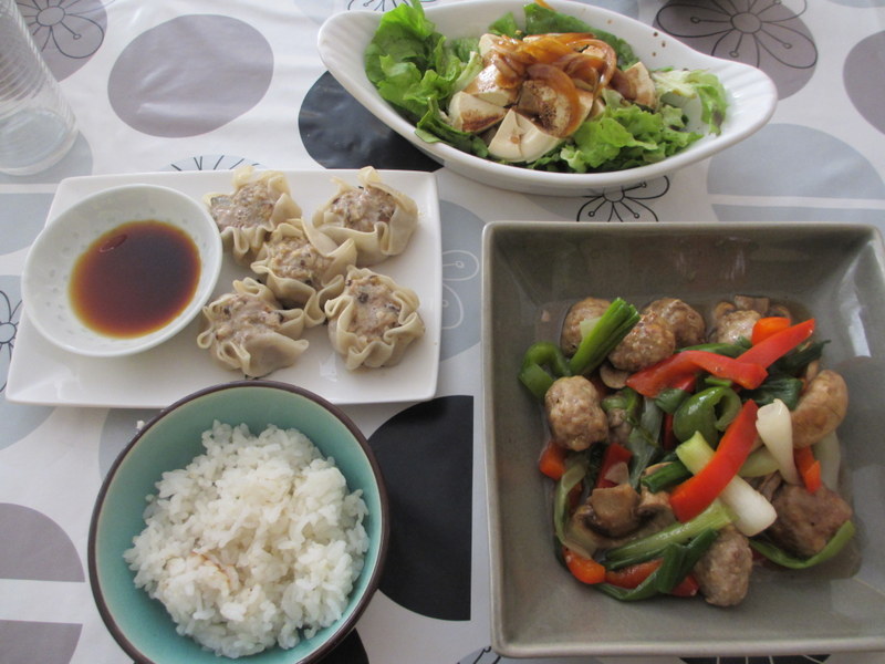 豆腐入りしゅうまいと肉団子と野菜の中華風炒めもの