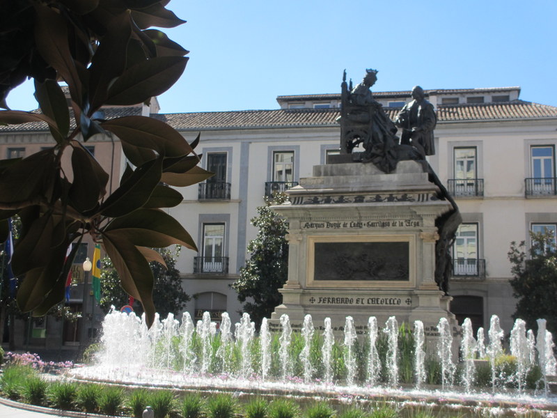 イサベル・ラ・カトリカ広場のイサベル女王とコロンブスの像。