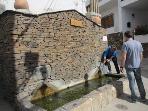 こちらの水汲み場は上の写真よりも遠いばしょにありますが、ロサおばさんはこちらまで水を汲みに来ます。