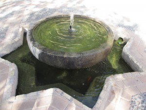 グラナダのアルハンブラ宮殿のような噴水。