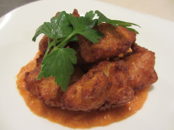 Buñuelos de bacalao(ブニュエロス デ バカラオ)。鱈のすり身の揚げ物。ソースはロメスソース。
