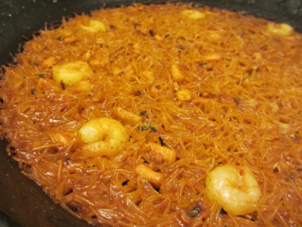 色もツヤも味も全てがバレンシアと同じパスタのパエリア。これで2人前です。