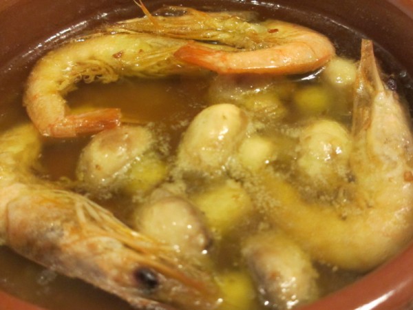 食べかけの海老とマッシュルームのアヒージョ。海老は皮まで食べられます。