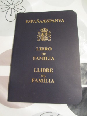 Libro de Familia（リブロ・デ・ファミリア）結婚するともらえる家族手帳です。なんと中は手描き…