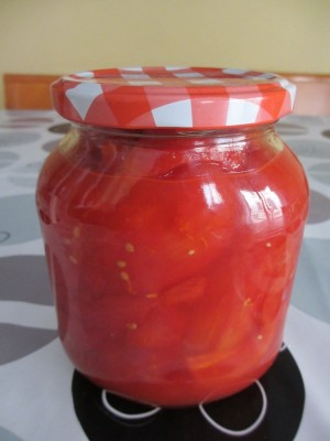Tomates en conserva（トマテス・エン・コンセルバ）。冬のための保存食です。