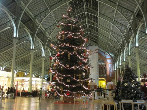 コロン市場のクリスマスツリー。