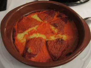 Pimientos del Piquillo relleno（ピミエントス・デ・ピキージョ・レジェノ）と呼ばれる赤ピーマンにタラを詰めたもの。