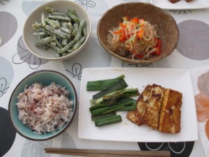 豆腐ステーキにネギを添えたもの、糸こんにゃくのサラダ、いんげんのマヨゴマ和え、五穀米。
