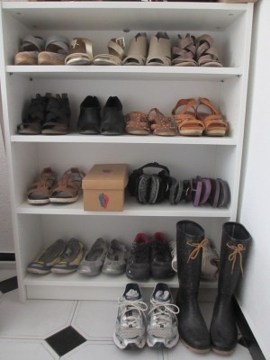 IKEAの本棚Billyを靴箱に代用。