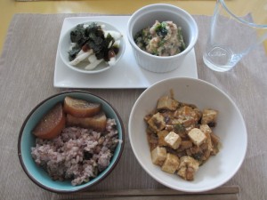 麻婆豆腐、長芋、ホウレンソウ、ツナ、大根おろしのサラダ、大根の照り焼き、五穀米。