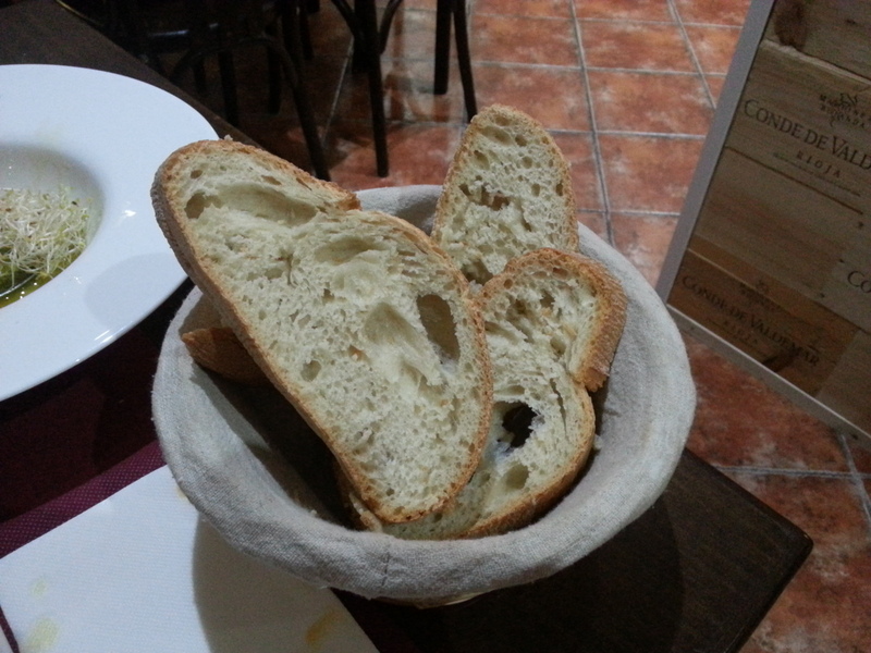 パンが山盛りですごくおいしかった。