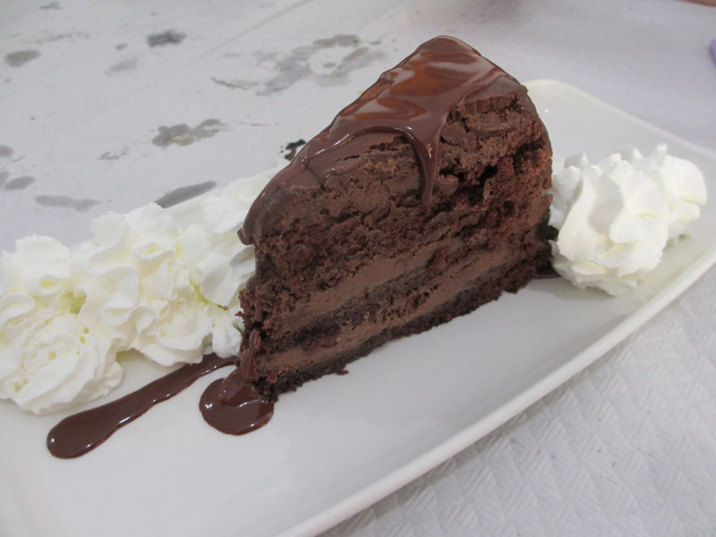 5人でシェアした濃厚なチョコレートケーキ。