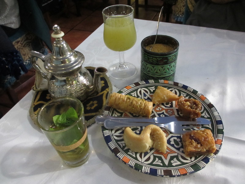 モロッコティーにデザートのお菓子。レモンジュースはサービスでした。