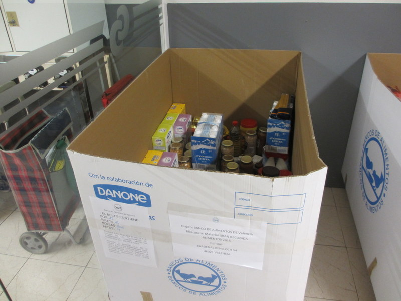 Banco de Alimentación用の箱。スーパーで買ったものでなくてもいいように、キャッシャーと入口の間に置かれています。