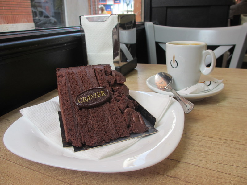 ふわふわチョコレートケーキとコーヒーで3.45ユーロ。