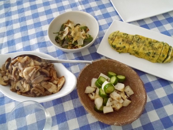 鶏ささみとキノコの炒め物、長芋ときゅうりの麺つゆあえ、ニラいり卵焼き、しし唐の煮びたし。