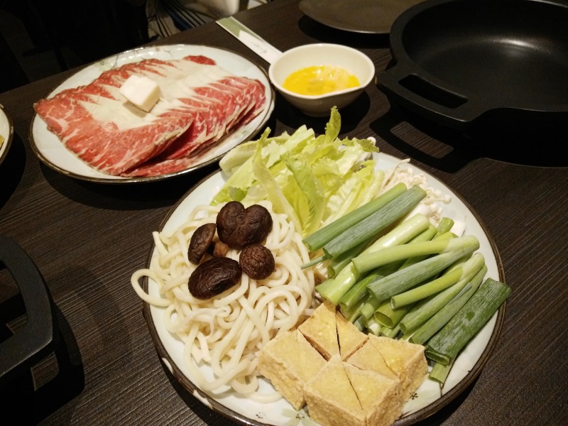 これが2人前。お肉は400g、スペインでは高級食材のえのきたっぷり。