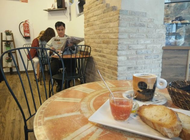 朝食がお得なカフェ「No solo pan y café」。