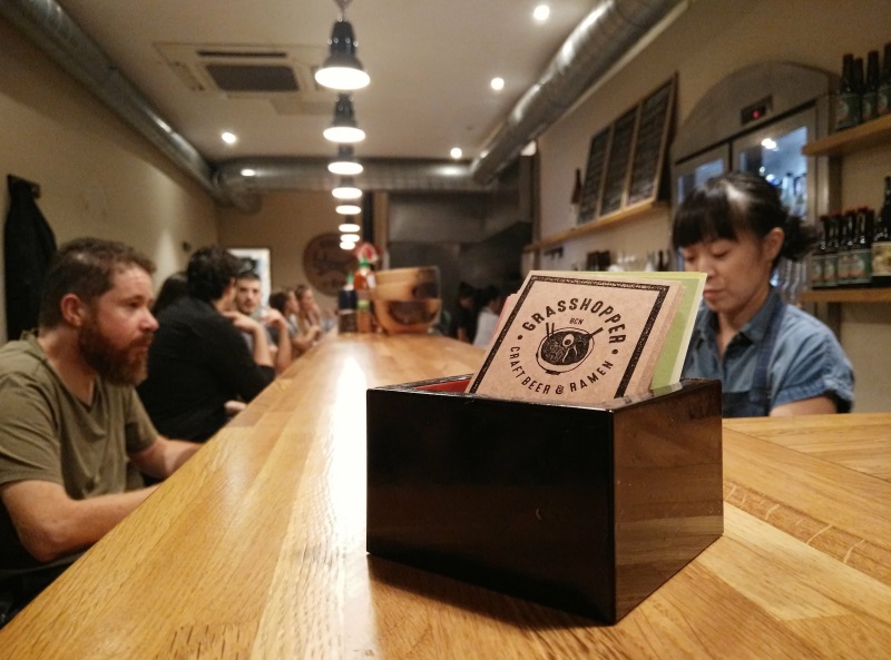 ラーメン屋さんのカウンターですねぇ。