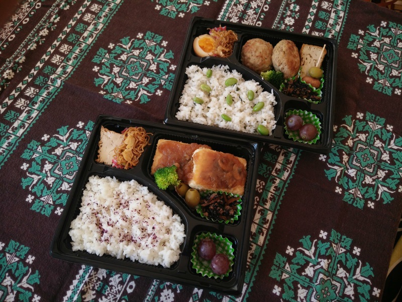 「TOFU CATALÁN」のお弁当。ベジタリアンな豆腐ステーキ弁当と豆腐ハンバーグ弁当。