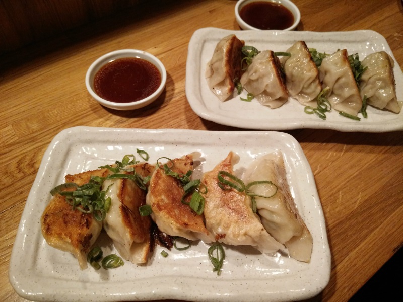 Grasshopperの肉餃子と野菜餃子。