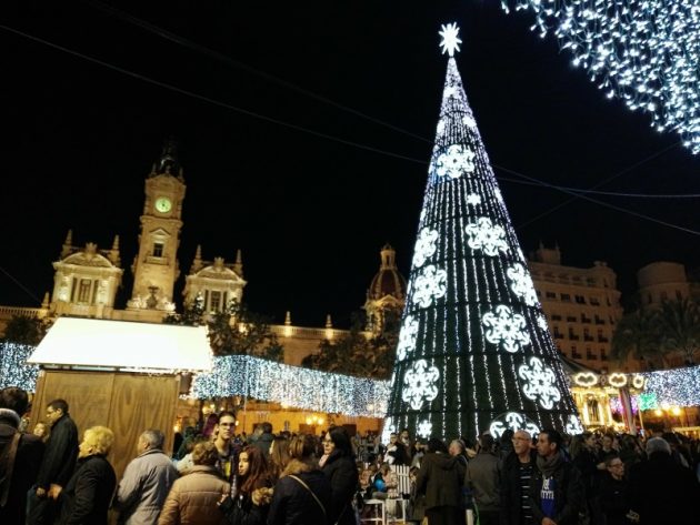 クリスマスツリーの後ろに見えるのは、バレンシアの市庁舎。