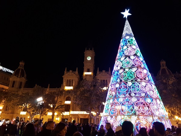 市庁舎広場のクリスマスツリー。