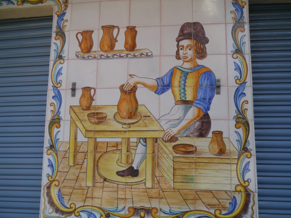 陶器・タイルのお店がいくつかあり、そこもタイルで装飾されています。