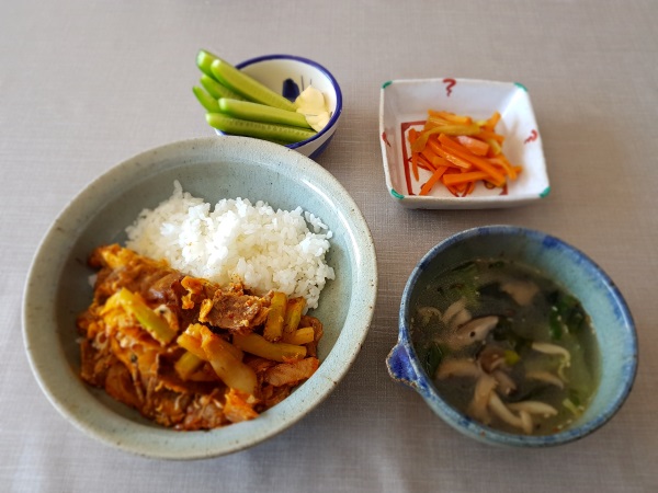 豚キムチ丼、キュウリとマヨネーズ、ニンジンとセロリのキンピラ、キノコと青梗菜のスープ。