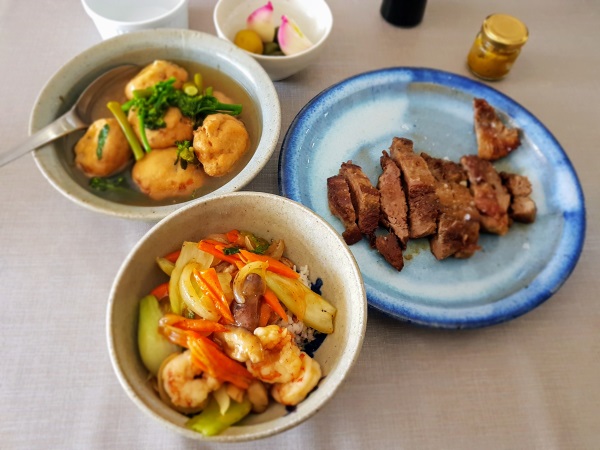 中華丼、イベリコ豚のステーキ、がんもと青梗菜の煮物。