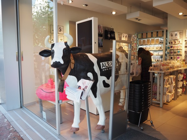 ホルスタイン牛がマスコットの雑貨屋。