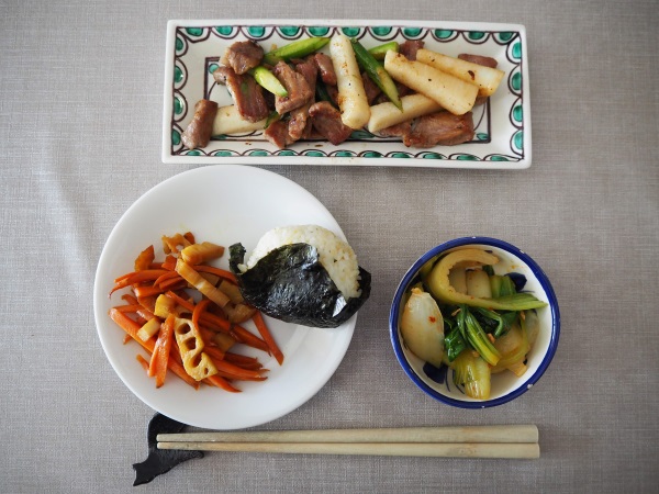 イベリコ豚・アスパラ・長芋の炒め物、青梗菜の食べるラー油和え、ニンジンとレンコンのキンピラ、おにぎり。