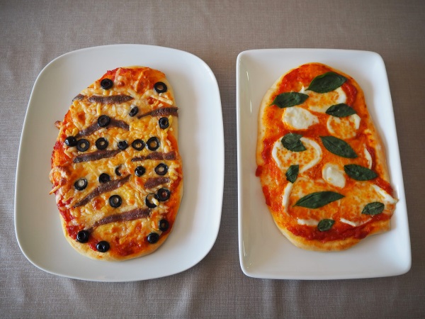 マルゲリータとアンチョビ・ブラックオリーブのピザ。