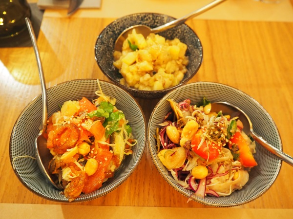 「Ma Khin Café」のミャンマー料理。サラダ3種類。