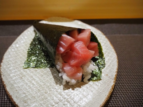 マドリードの本格和食レストラン「Saisho」：デザート替わりの中トロ手巻き寿司。