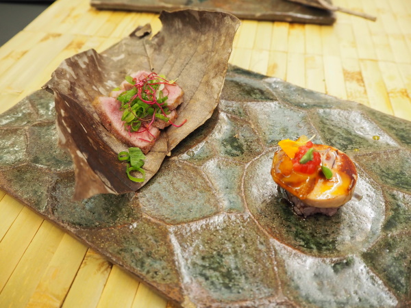 KamonのGourmet Menú：イベリコ豚の朴葉焼きとフォアグラの握り。