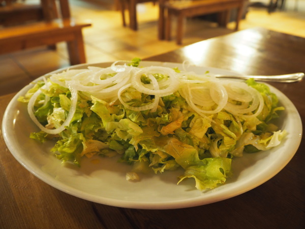 レタスと玉ねぎのシンプルなサラダ。