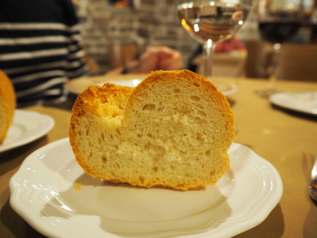 トルラ・オルデサ（Torla-Ordesa）のレストラン「El Duende」のパン