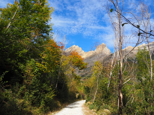 ピネタ渓谷（Valle de Pineta）へのトレッキングルート