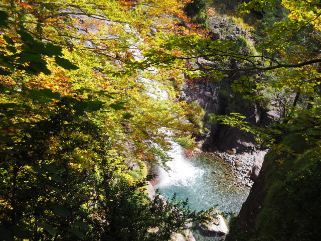 ピネタ渓谷（Valle de Pineta）へのトレッキングルートにはいくつか滝があります。