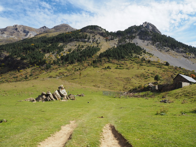 ピネタ渓谷（Valle de Pineta）へのトレッキングルート、更にこの山を越えて先に行く人も。