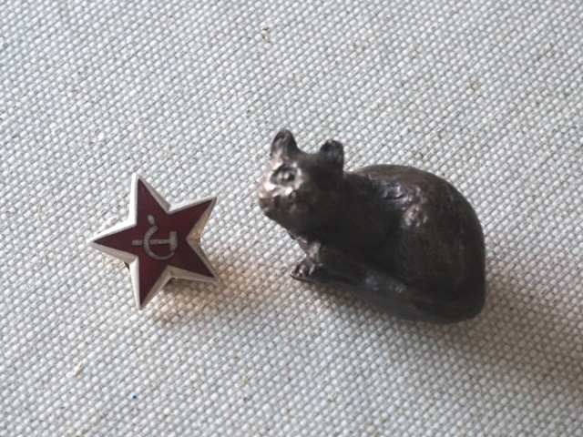 ヴィンテージの猫の置物と共産党の赤い星ピンバッジ